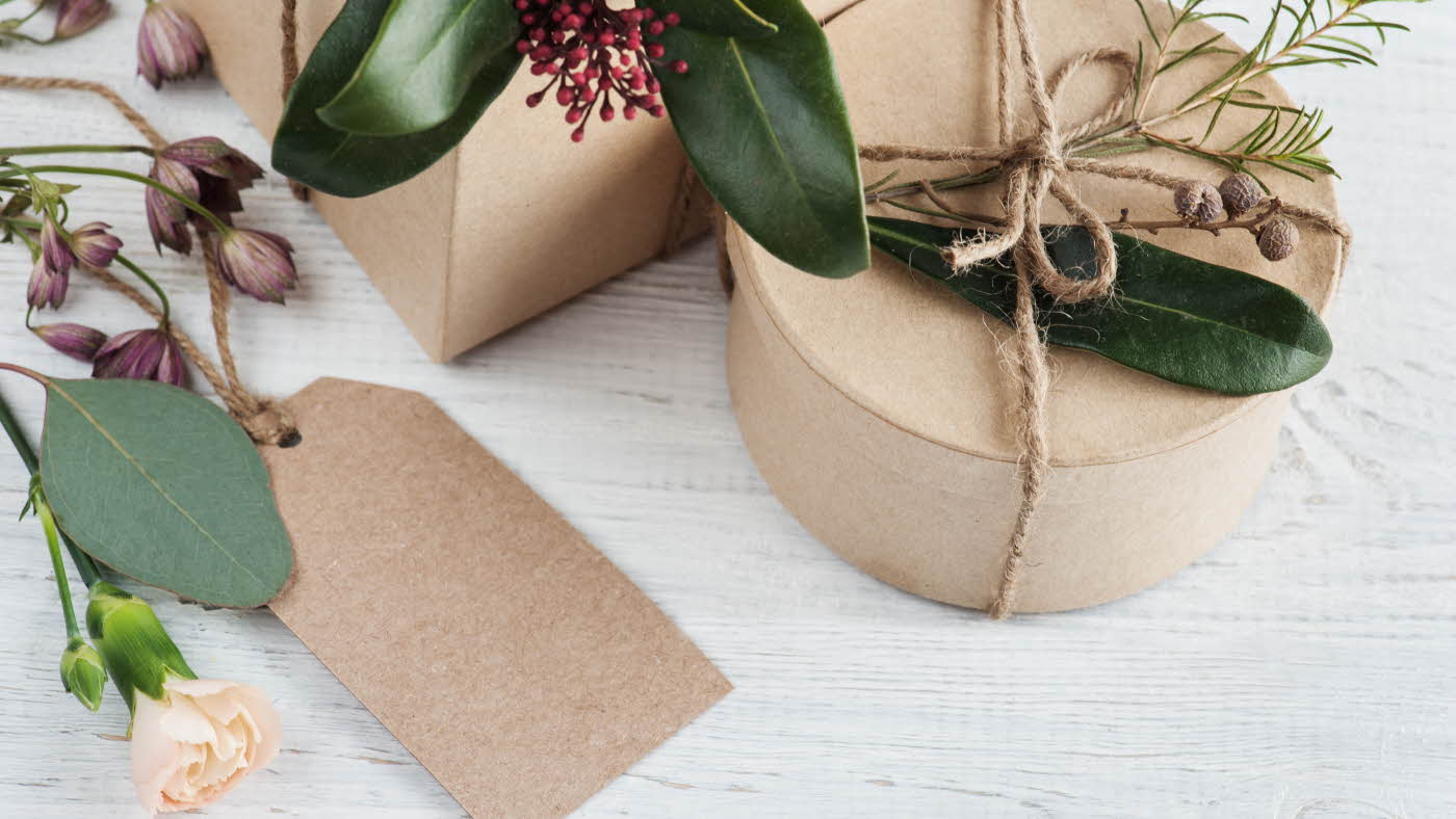 Brune, naturlige firkantede og runde gaveesker med blomster på