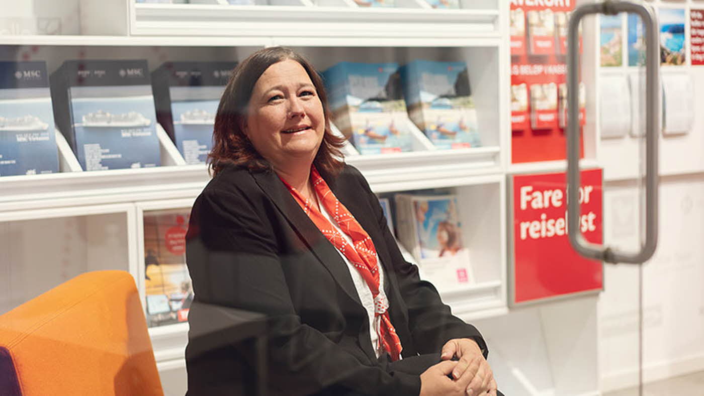 Bilde av kvinne i reisebyrå