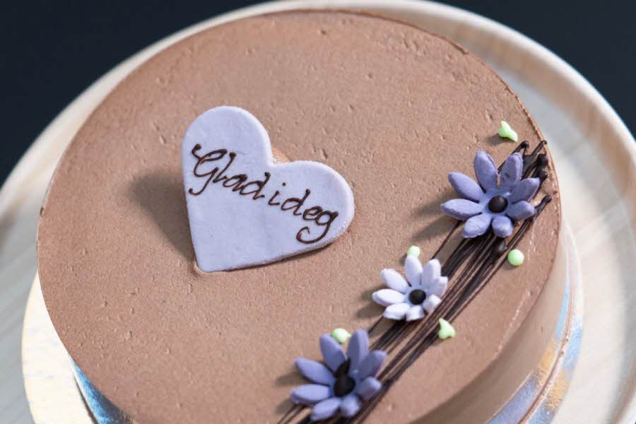 Sjokoladekake med teksten "Glad i deg"