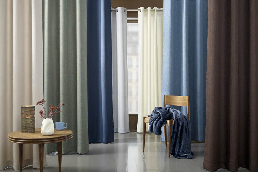 Et rom med gardiner i ulike farger 
