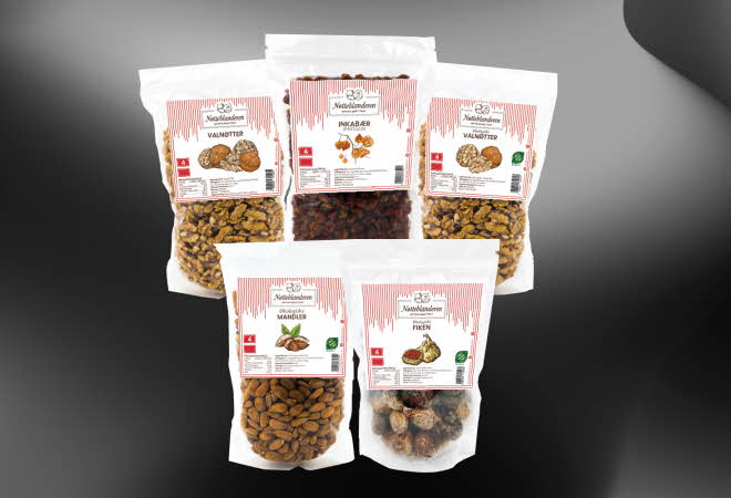 Fem poser med nøtter og tørket frukt fra Nøtteblanderen, inkludert valnøtter, mandler, fiken og inkabær.