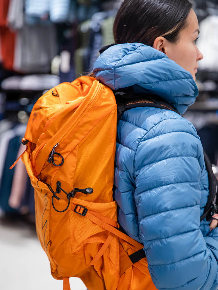 Ansatt Intersport viser frem ryggsekk