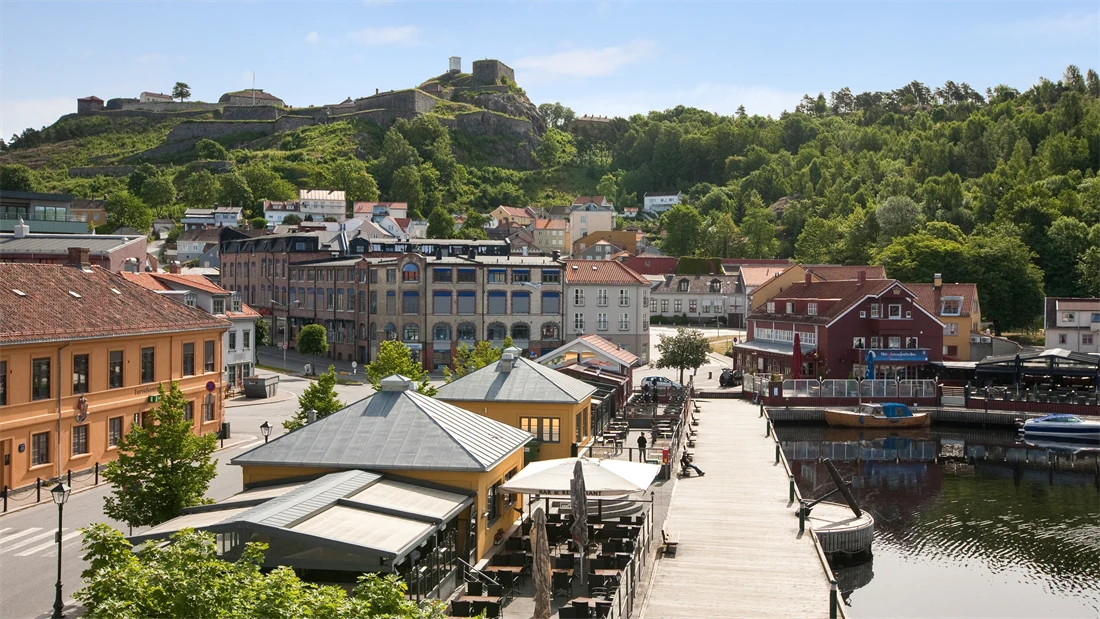 Bilde av bryggen i Halden, tatt fra balkongen på suiten på Thon Hotel Halden