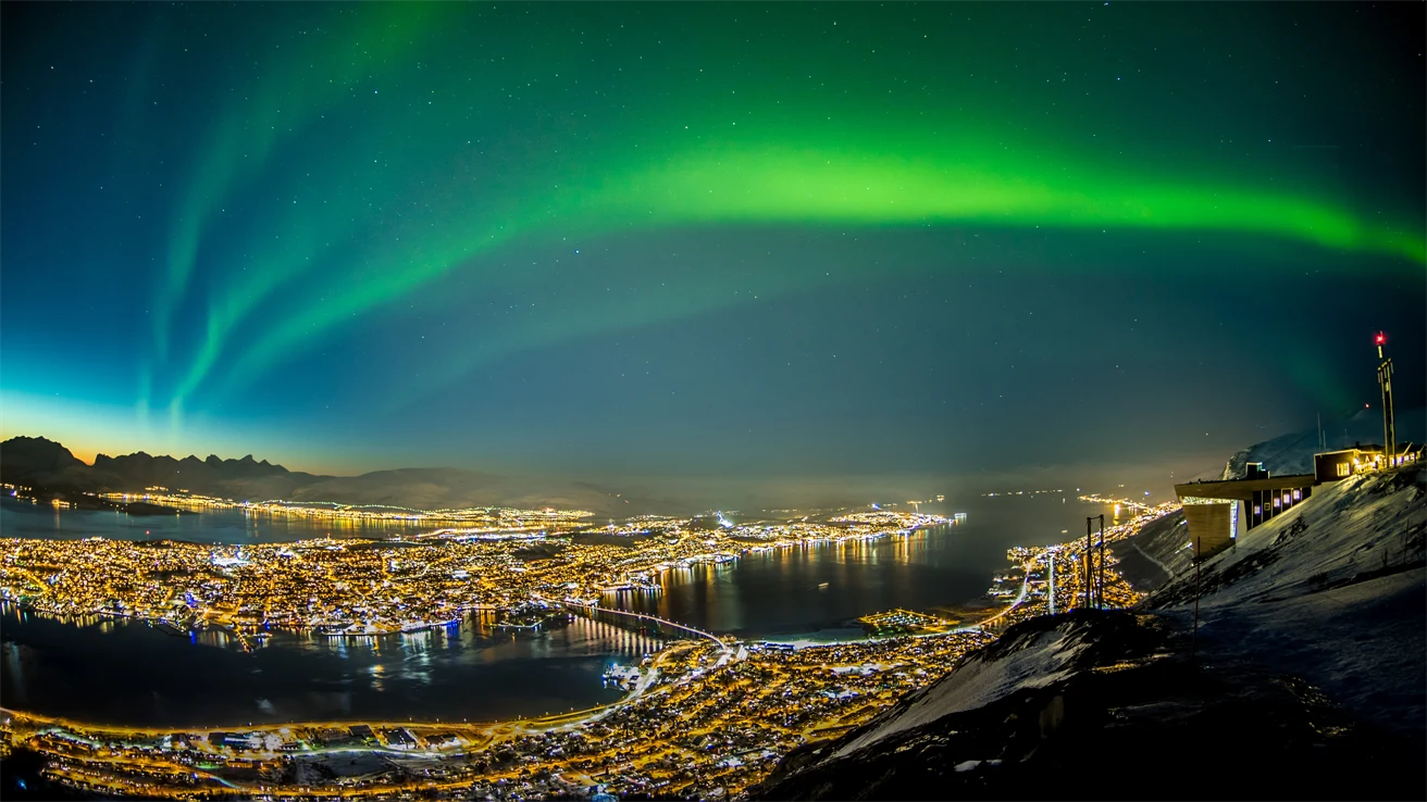 Fargesterkt nordlys over Tromsø