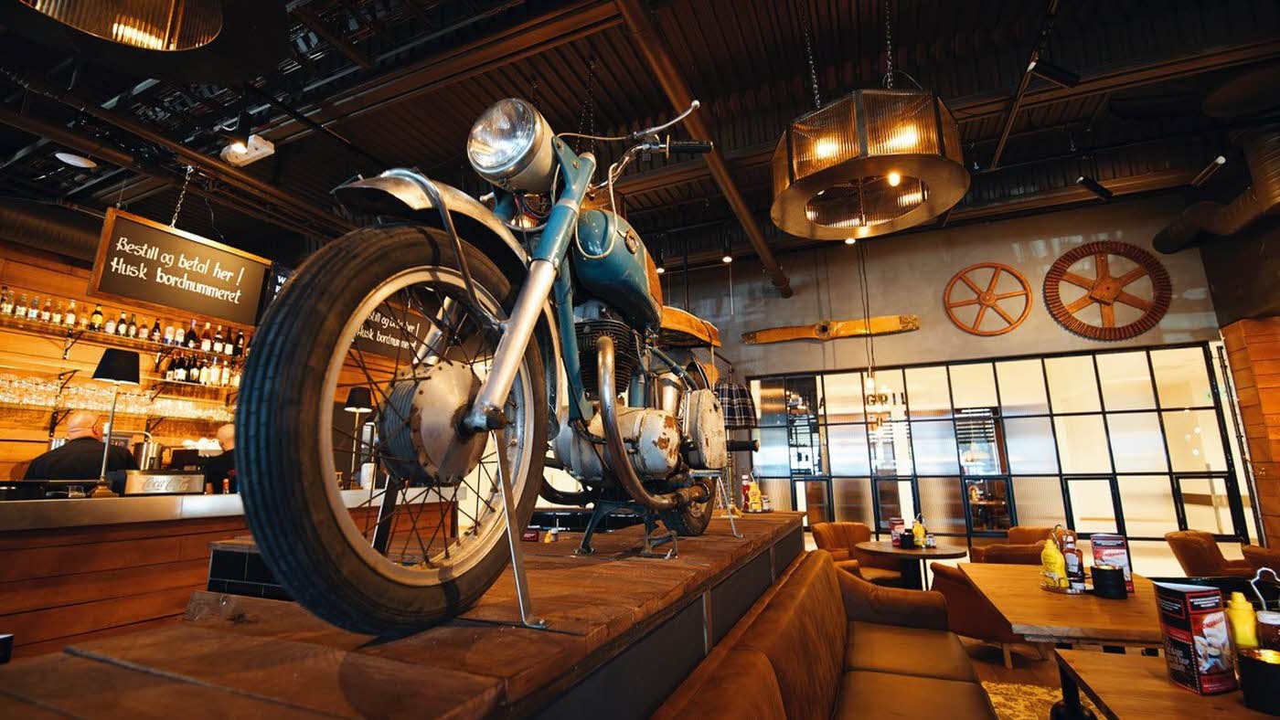 Rustikk innredning i restaurant, motorsykkel og trehjul