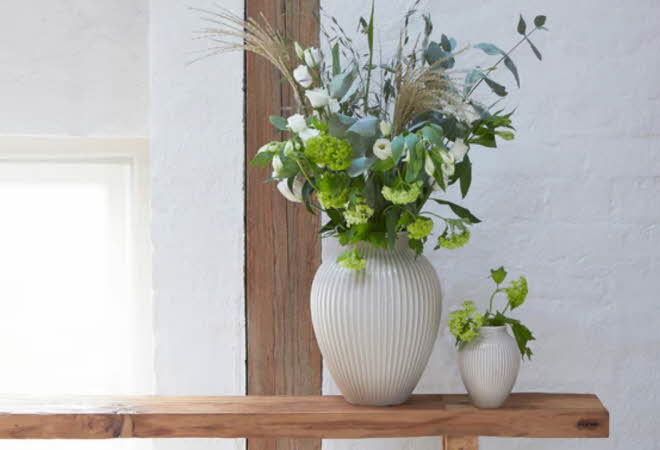 To Ripple vaser fra Knabstrup Keramik som står på en benk med blomster i