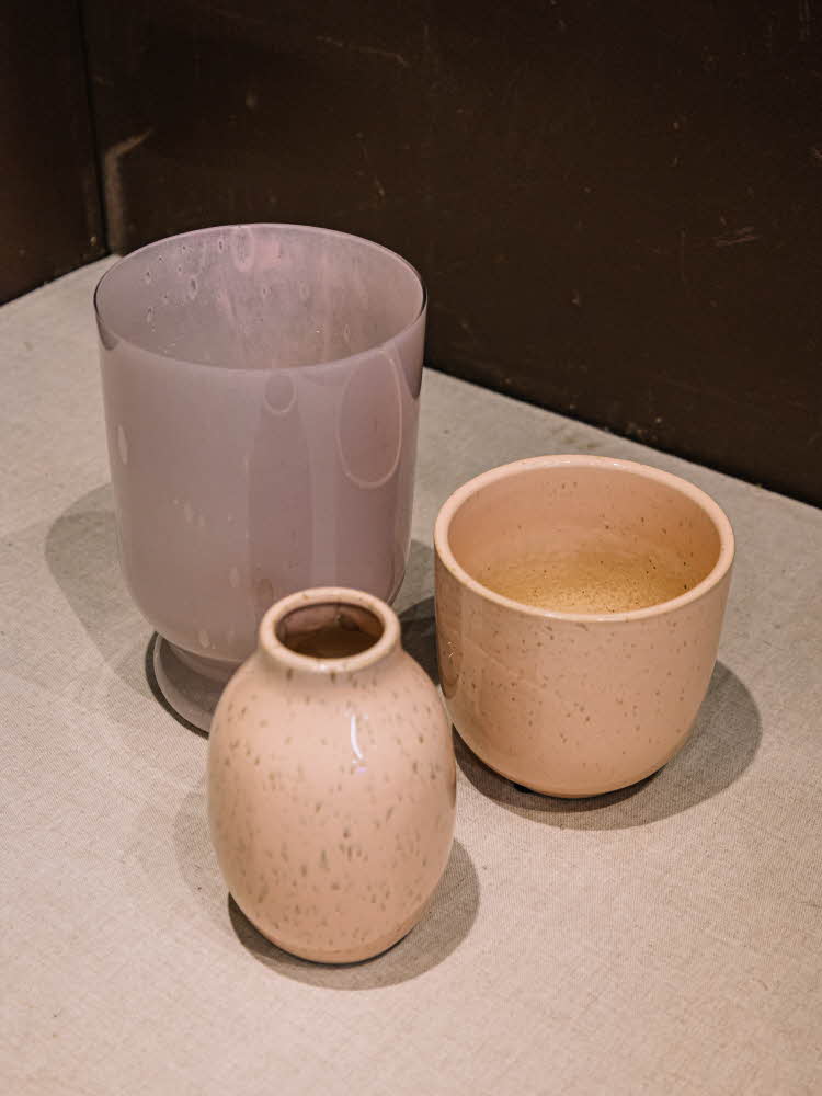 Beige lyslykter og vase