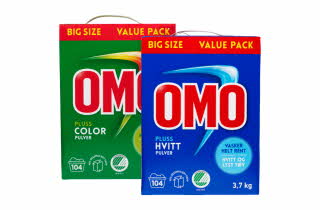 En pakke OMO Pluss color og en pakke OMO Pluss hvitt vaskemiddel.