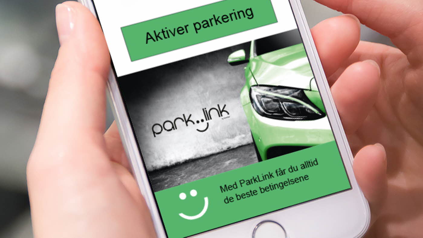 Hender som holder en iphone som er i parklink appen
