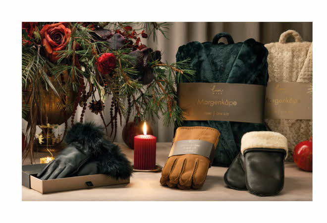 To morgenkåper, et par skinnvotter, og to par skinnhansker.