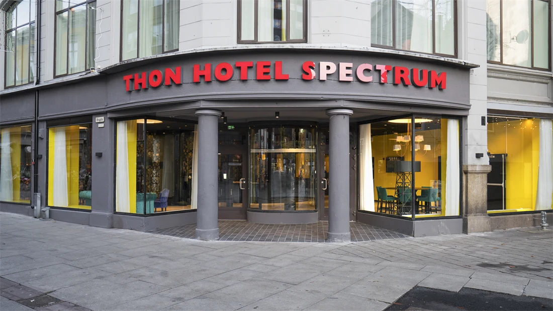 Fasade av inngangen på Thon Hotel Spectrum i Oslo sentrum