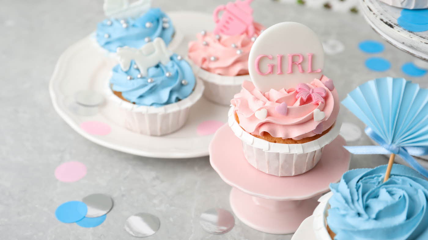 babyshower muffins og cupcakes i fargene blå og rosa med pynt
