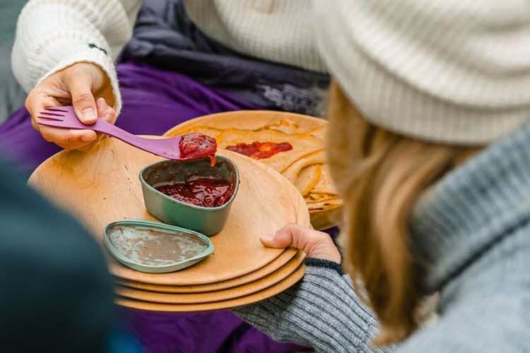 Syltetøyskål på et fat som noen tilbyr