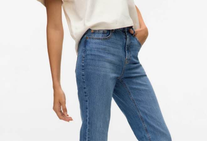 En dame med jeans og hvit top
