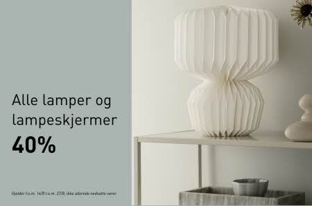 Lampe på et konsollbord med annen pynt, tekst "alle lamper og lampeskjermer 40%"