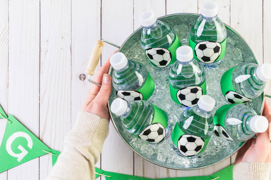 Har du ett fotbollsintresserat födelsedagsbarn? Då är det läge att anordna ett fotbollskalas! Vi ger dig tipsen som gör födelsedagsfesten till en succé.