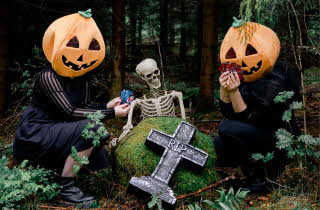 bilde av 2 personer i halloween kostymer