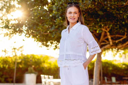 Dame med hvit Halsay blouse
