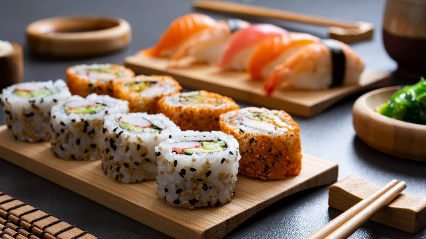 Fire maki og fem nigiri på bambusbrett