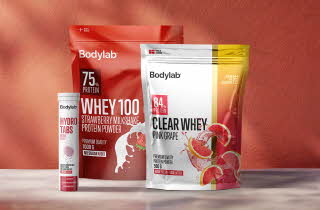 To poser med Whey proteinpulver og en tube med brustabletter fra Bodylab