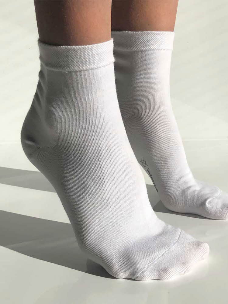Dame med hvite sokker