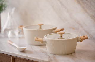 bilde av ett sett med gryte panner i hvit færge