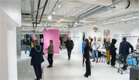 Utsnitt fra Kreftforeningens popup-lokale på Sartor, hvor mange mennesker går rundt og ser på ulike utstillinger og informasjon..