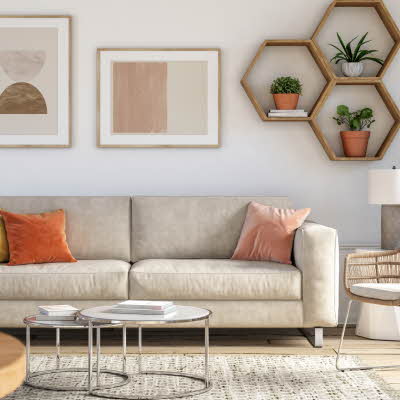Minimalistisk og grønn interiør i stua med sofa, vase, planter og bilder