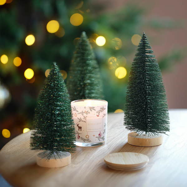 grønne juletrær til pynt på stuebord