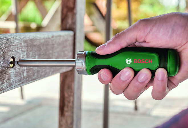 Bosch skrutrekker i bruk på en treoverflate.