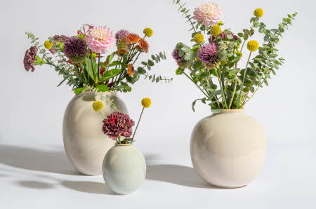 Tre vaser med blomster