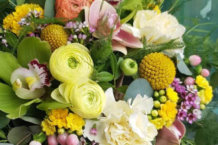Blomsterbukett i vårlige farger