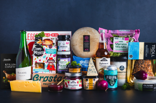Bilde av diverse mat produkter som selges på Meny