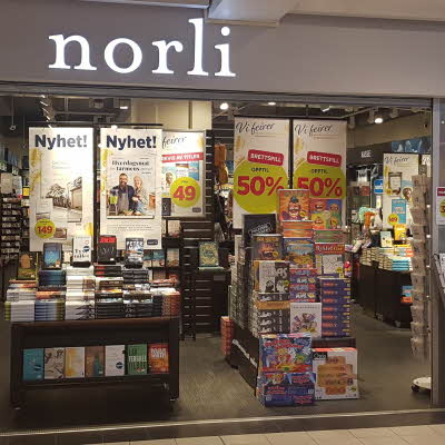 Butikkinngangen til Norli med bøker og tilbud