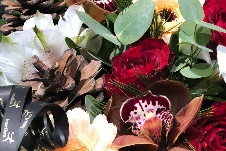 Blomsterbukket bundet fint sammen