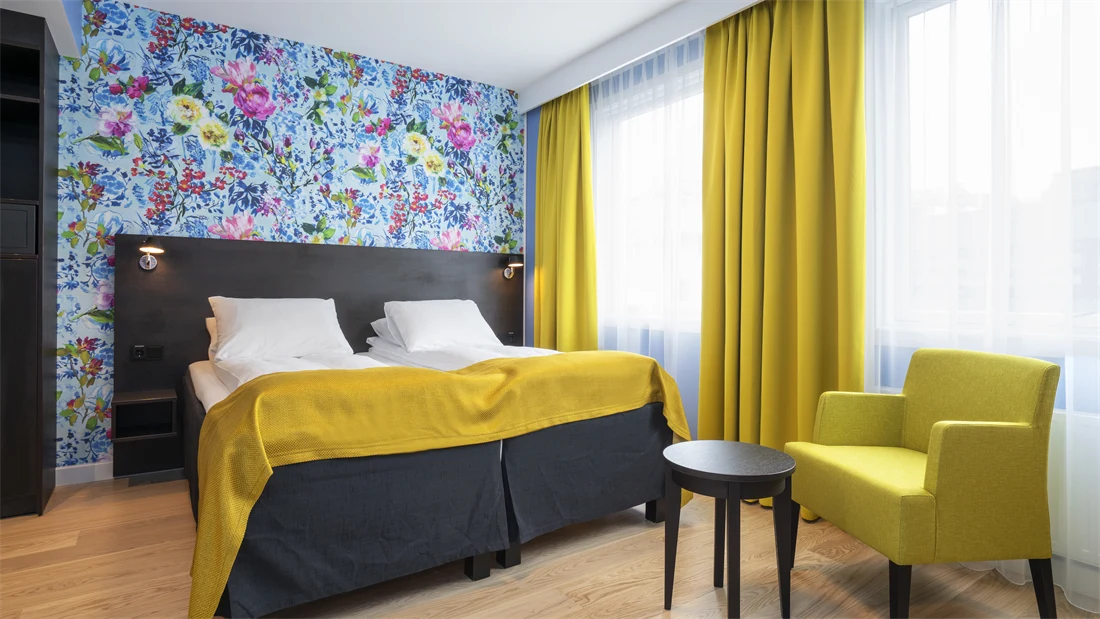 Separate senger, blomstrete tapet og gule gardiner i twin rom på Thon Hotel Moldefjord