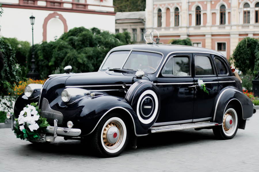 Inför den stora dagen behöver bröllopsbilen dekoreras – och vi ger dig tipsen som gör att ni kan köra från vigseln med stil.