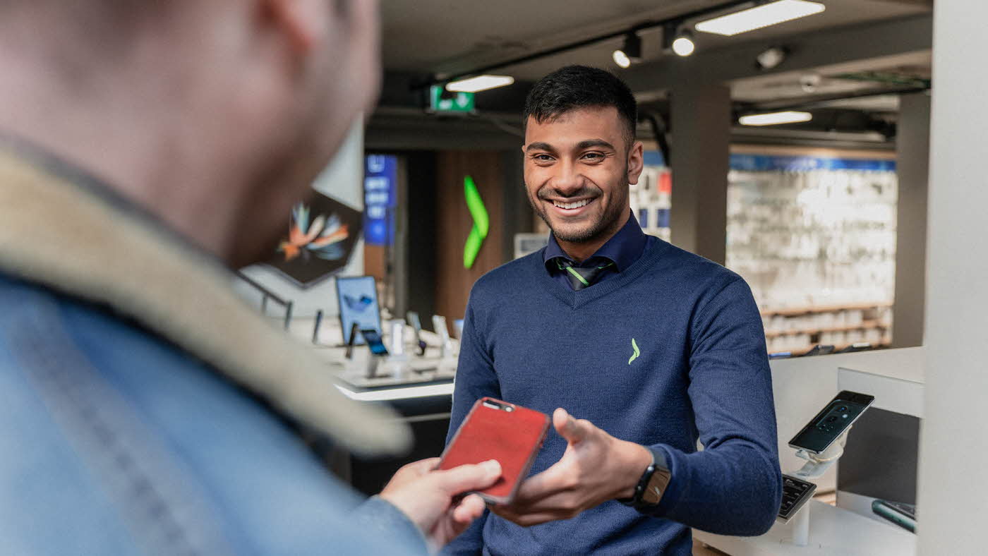 Smilende ansatt på Elkjøp