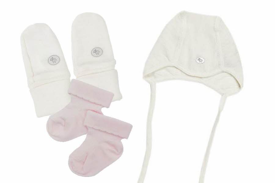 hvite votter, hvit lue og rosa sokker til baby