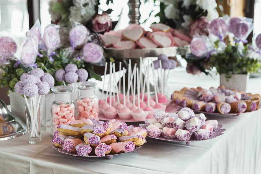 Alternativt kakebord med cake pops, marengs og eclair i lilla og rosa toner