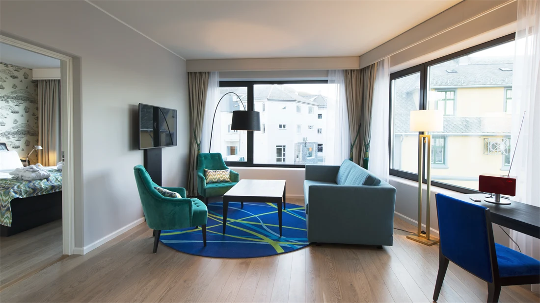 Sofagruppe på eget rom på junior suite på Thon Hotel Fosnavåg