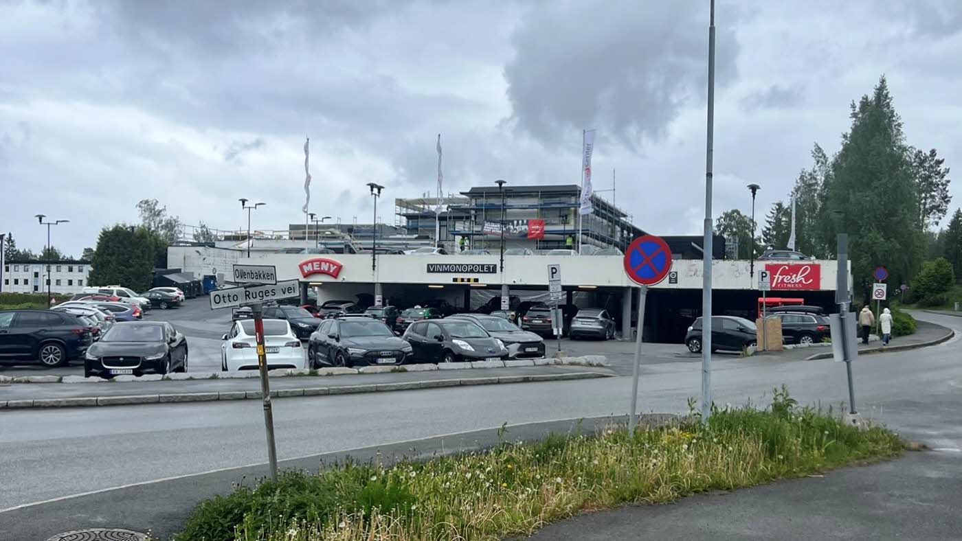 Stengt inngangdør i vest mot parkering