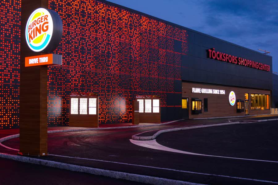Töcksfors Shoppingcenter ligger vackert beläget intill E18, mellan Oslo och Karlstad. Med sitt unika läge vid vattnet erbjuder vi mer än shopping!