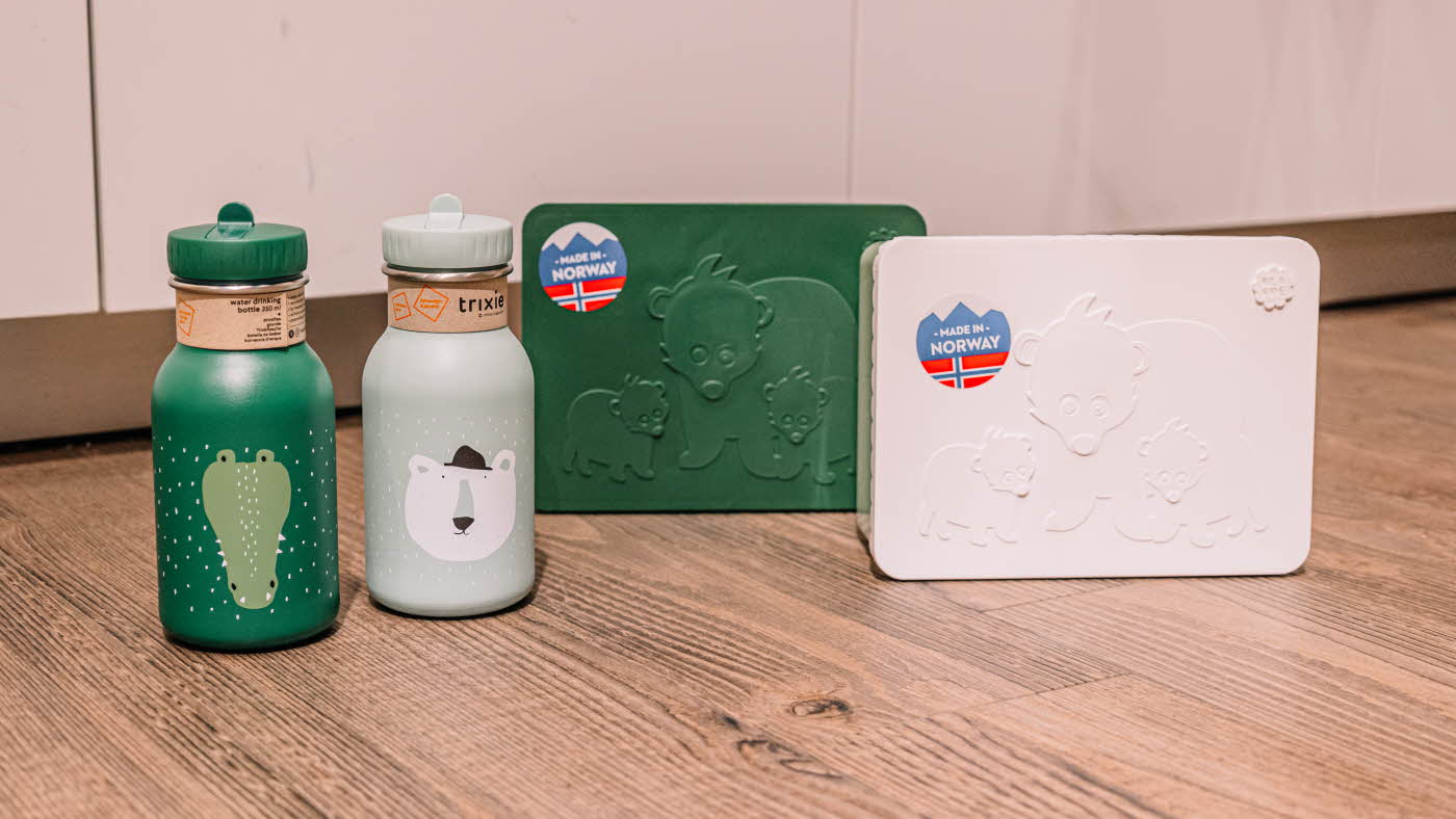 matbokser og drikkeflasker foran vegg