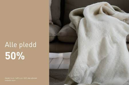 To pledd på en sofa med teksten "alle pledd 50%"