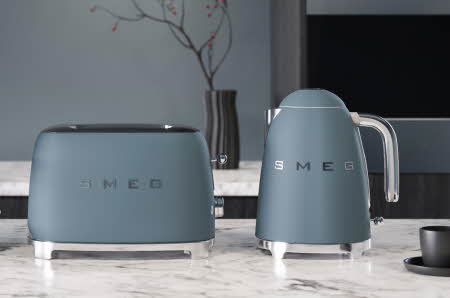 En brødrister og en vannkoker fra SMEG står på en kjøkkenbenk