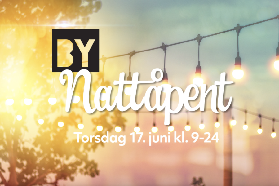 Sommernatt med mange lyspærer hengt opp i trær