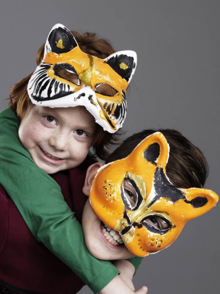 To personer med kattemaske
