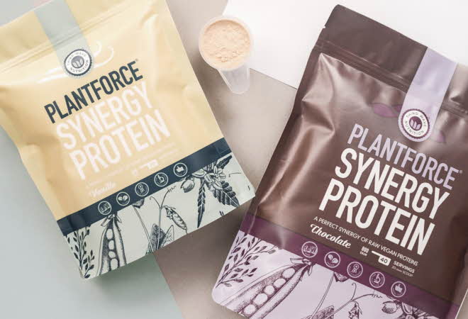 To pakker med Plantforce Synergy Protein