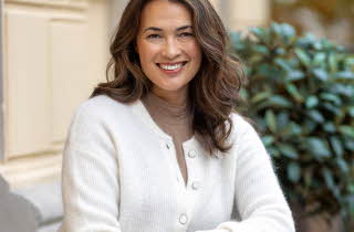 bilde av en dame i hvit genser